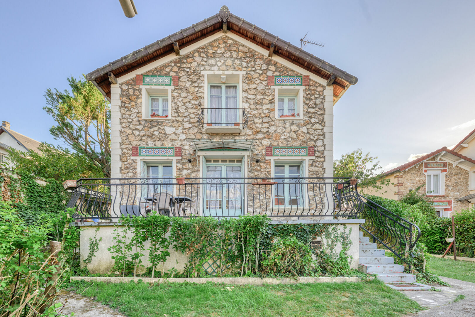 découvrez cette maison rénovée à bry, alliant charme authentique et confort moderne. idéale pour une vie de famille paisible, proche de toutes commodités. visitez dès maintenant !