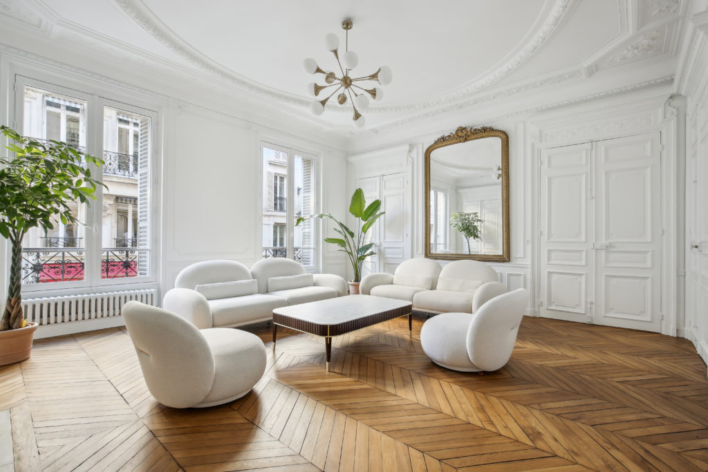 découvrez nos conseils et astuces pour réussir la rénovation d’un appartement haussmannien : mise en valeur des moulures, parquets anciens et cheminées, tout en modernisant votre intérieur.
